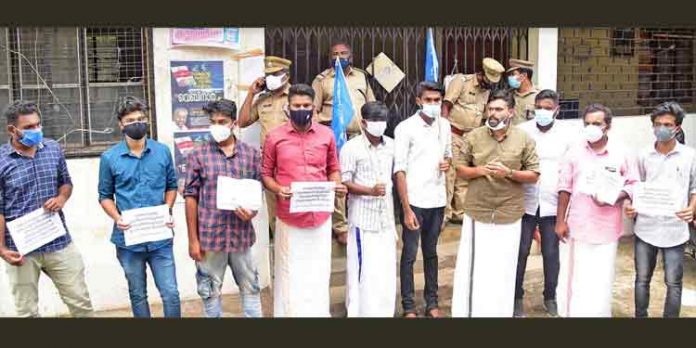 കെ എസ് യു പത്തനംതിട്ട ജില്ലാ കമ്മിറ്റിയുടെ നേതൃത്വത്തിൽ എ ഇ ഓഫീസ് മാർച്ച് നടത്തി കെ എസ് യു പത്തനംതിട്ട ജില്ലാ കമ്മിറ്റിയുടെ നേതൃത്വത്തിൽ എ ഇ ഓഫീസ് മാർച്ച് നടത്തി