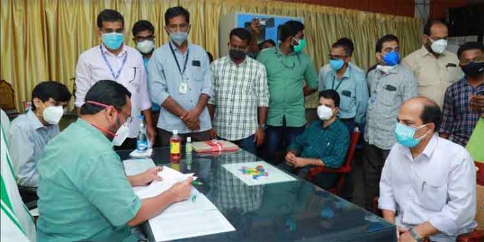 വില്ലേജ് ഓഫീസുകളുടെ കെട്ടിടങ്ങളും സേവനങ്ങളും സ്മാര്ട്ടാക്കും : റവന്യൂ മന്ത്രി വില്ലേജ് ഓഫീസുകളുടെ കെട്ടിടങ്ങളും സേവനങ്ങളും സ്മാര്ട്ടാക്കും : റവന്യൂ മന്ത്രി