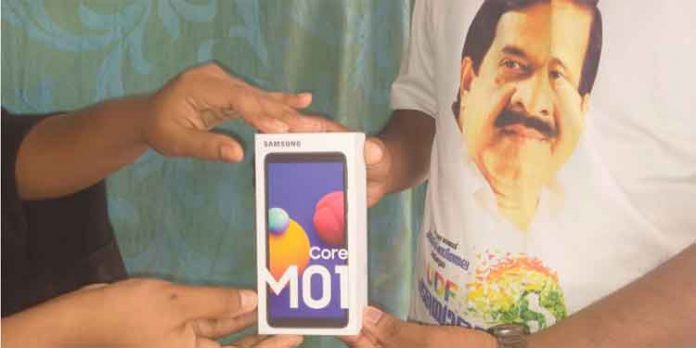 പഠിക്കാൻ ഫോണില്ല – സഹായിക്കണമെന്ന് ചെന്നിത്തലക്ക് വിദ്യാർഥിനിയുടെ വിളി ; ഉടനടി പുത്തന് ഫോണുമായി പ്രവർത്തകർ വീട്ടില് പഠിക്കാൻ ഫോണില്ല – സഹായിക്കണമെന്ന് ചെന്നിത്തലക്ക് വിദ്യാർഥിനിയുടെ വിളി ; ഉടനടി പുത്തന് ഫോണുമായി പ്രവർത്തകർ വീട്ടില്