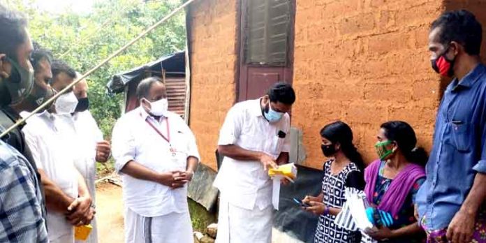 പഠിക്കുവാന് ഫോൺ ഇല്ല, വൈദ്യുതി ഇല്ല, ചോദിച്ചിട്ട് ആരും പുസ്തകം തരുന്നില്ല ; വിദ്യാര്ഥിനിക്ക് സഹായവുമായി രാജിവ് യൂത്ത് ഫൗണ്ടേഷൻ പ്രവര്ത്തകര് പഠിക്കുവാന് ഫോൺ ഇല്ല, വൈദ്യുതി ഇല്ല, ചോദിച്ചിട്ട് ആരും പുസ്തകം തരുന്നില്ല ; വിദ്യാര്ഥിനിക്ക് സഹായവുമായി രാജിവ് യൂത്ത് ഫൗണ്ടേഷൻ പ്രവര്ത്തകര്