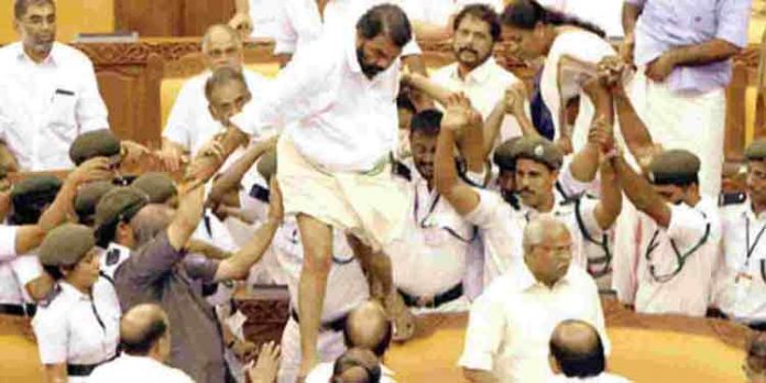 നിയമസഭാ കയ്യാങ്കളിക്കേസ് പിന്വലിക്കാന് ഹര്ജിയുമായി കേരളം സുപ്രീം കോടതിയില് നിയമസഭാ കയ്യാങ്കളിക്കേസ് പിന്വലിക്കാന് ഹര്ജിയുമായി കേരളം സുപ്രീം കോടതിയില്