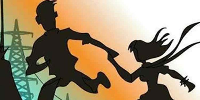 ഒളിച്ചോടിയ ഭര്തൃമതിയെ രണ്ടുവര്ഷത്തിന് ശേഷം പോലീസ് ബെംഗളൂരുവിൽ കണ്ടെത്തി ഒളിച്ചോടിയ ഭര്തൃമതിയെ രണ്ടുവര്ഷത്തിന് ശേഷം പോലീസ് ബെംഗളൂരുവിൽ കണ്ടെത്തി