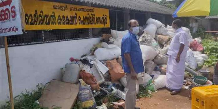 ഓമല്ലൂരില് അജൈവ മാലിന്യങ്ങള് നീക്കം ചെയ്യല് ഒന്നാംഘട്ടം പൂര്ത്തിയായി ഓമല്ലൂരില് അജൈവ മാലിന്യങ്ങള് നീക്കം ചെയ്യല് ഒന്നാംഘട്ടം പൂര്ത്തിയായി