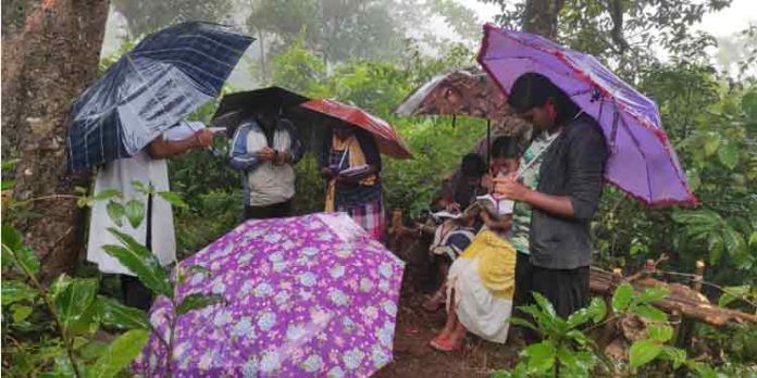 മൊബൈല് ഫോണ് കൊടുക്കുവാനും കിറ്റ് കൊടുക്കുവാനും മത്സരിക്കുന്നവര് ഗവിയിലെ ഈ കുട്ടികളുടെ ആവശ്യം നിറവേറ്റുമോ ? മൊബൈല് ഫോണ് കൊടുക്കുവാനും കിറ്റ് കൊടുക്കുവാനും മത്സരിക്കുന്നവര് ഗവിയിലെ ഈ കുട്ടികളുടെ ആവശ്യം നിറവേറ്റുമോ ?