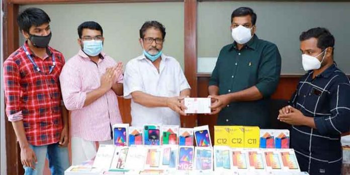 എഡ്യൂ-കെയര് പദ്ധതിയിലേക്ക് 50 മൊബൈല് ഫോണുകള് നല്കി മാതൃകയായി സീതത്തോട്ടിലെ കുടുംബം എഡ്യൂ-കെയര് പദ്ധതിയിലേക്ക് 50 മൊബൈല് ഫോണുകള് നല്കി മാതൃകയായി സീതത്തോട്ടിലെ കുടുംബം