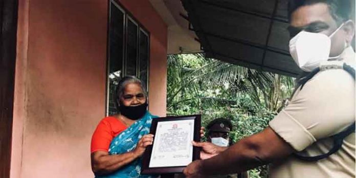 പെരുങ്കള്ളന്റെ മുന്നില് പതറാതെ രാധാമണിയമ്മ ; എഴുപതുകാരിയുടെ അസാമാന്യ ധീരതയ്ക്ക് പോലീസിന്റെ ബിഗ് സല്യൂട്ട് പെരുങ്കള്ളന്റെ മുന്നില് പതറാതെ രാധാമണിയമ്മ ; എഴുപതുകാരിയുടെ അസാമാന്യ ധീരതയ്ക്ക് പോലീസിന്റെ ബിഗ് സല്യൂട്ട്