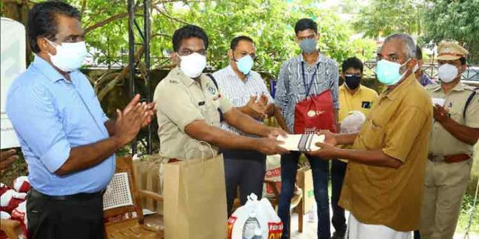 ആംബുലന്സ് ഡ്രൈവര്മാരെയും പൊതുശ്മശാന തൊഴിലാളികളെയും ആദരിച്ചു ആംബുലന്സ് ഡ്രൈവര്മാരെയും പൊതുശ്മശാന തൊഴിലാളികളെയും ആദരിച്ചു
