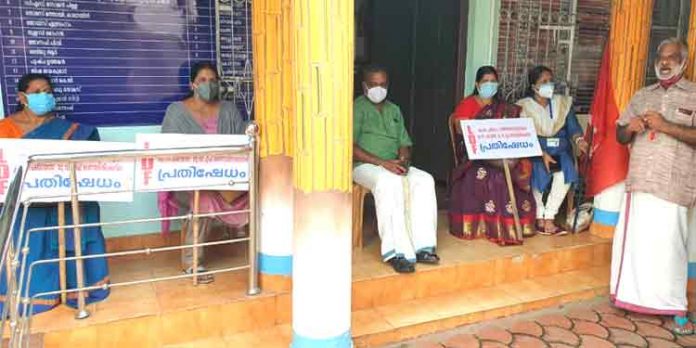 കോന്നി ഗ്രാമ പഞ്ചായത്ത് ഭരണ സമിതി കോവിഡ് പ്രതിരോധ പ്രവർത്തനങ്ങൾ അട്ടിമറിക്കുന്നു ; പ്രതിഷേധവുമായി പ്രതിപക്ഷം കോന്നി ഗ്രാമ പഞ്ചായത്ത് ഭരണ സമിതി കോവിഡ് പ്രതിരോധ പ്രവർത്തനങ്ങൾ അട്ടിമറിക്കുന്നു ; പ്രതിഷേധവുമായി പ്രതിപക്ഷം