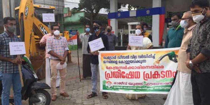 പെട്രോൾ വില വർധനവിന് എതിരെ ചക്രമുരുട്ടി പ്രതിഷേധവുമായി രാജീവ് യൂത്ത് ഫൗണ്ടേഷൻ പെട്രോൾ വില വർധനവിന് എതിരെ ചക്രമുരുട്ടി പ്രതിഷേധവുമായി രാജീവ് യൂത്ത് ഫൗണ്ടേഷൻ
