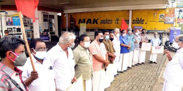 പെട്രോളിയം ഉത്പന്നങ്ങൾക്ക് ദിനംപ്രതി വില വർദ്ധിപ്പിച്ച് നരേന്ദ്ര മോഡി ഇന്ത്യൻ ജനതയെ വെല്ലുവിളിക്കുകയാണെന്ന് ആർ എസ് പി പെട്രോളിയം ഉത്പന്നങ്ങൾക്ക് ദിനംപ്രതി വില വർദ്ധിപ്പിച്ച് നരേന്ദ്ര മോഡി ഇന്ത്യൻ ജനതയെ വെല്ലുവിളിക്കുകയാണെന്ന് ആർ എസ് പി