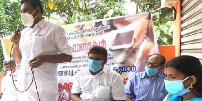 കൗൺസിലർ അഭ്യർത്ഥിച്ചു ; നാട്ടുകാർ സഹകരിച്ചു.. ആറു വിദ്യാർത്ഥികൾക്ക് സ്മാർട്ട് ഫോണുകൾ സ്വന്തമായി കൗൺസിലർ അഭ്യർത്ഥിച്ചു ; നാട്ടുകാർ സഹകരിച്ചു.. ആറു വിദ്യാർത്ഥികൾക്ക് സ്മാർട്ട് ഫോണുകൾ സ്വന്തമായി