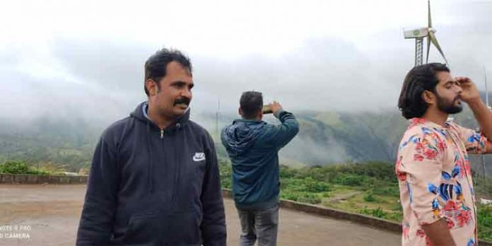 ‘സ്വപ്നസുന്ദരി’ യുടെ പിന്നില് വെച്ചൂച്ചിറ കോളനി ഗവ. ഹയർസെക്കൻഡറി സ്കൂളിലെ അധ്യാപകന് കെ.ജെ.ഫിലിപ്പ് ‘സ്വപ്നസുന്ദരി’ യുടെ പിന്നില് വെച്ചൂച്ചിറ കോളനി ഗവ. ഹയർസെക്കൻഡറി സ്കൂളിലെ അധ്യാപകന് കെ.ജെ.ഫിലിപ്പ്