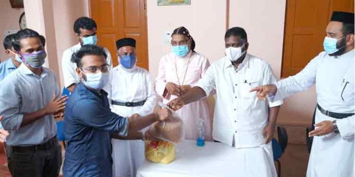ഓർത്തഡോക്സ് ക്രൈസ്തവ യുവജനപ്രസ്ഥാനത്തിന്റെ നേതൃത്വത്തില് പഠനോപകരണ വിതരണവും ഭക്ഷ്യ കിറ്റ് വിതരണവും നടത്തി ഓർത്തഡോക്സ് ക്രൈസ്തവ യുവജനപ്രസ്ഥാനത്തിന്റെ നേതൃത്വത്തില് പഠനോപകരണ വിതരണവും ഭക്ഷ്യ കിറ്റ് വിതരണവും നടത്തി