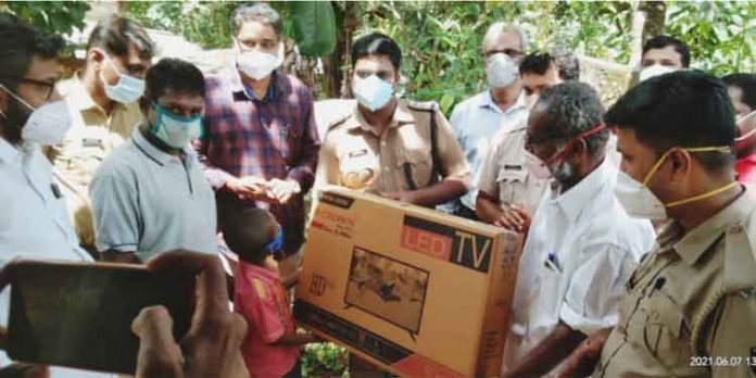 ജനമൈത്രി പോലീസ് തുണച്ചു ; ഇനി ആരോൺ പഠിക്കും ഓൺലൈനായി ജനമൈത്രി പോലീസ് തുണച്ചു ; ഇനി ആരോൺ പഠിക്കും ഓൺലൈനായി