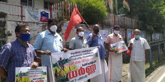സംയുക്ത കർഷക സമിതി പത്തനംതിട്ട ഹെഡ് പോസ്റ്റ് ഓഫീസ് പടിക്കൽ നടന്ന ധർണ്ണാ സമരം നടത്തി സംയുക്ത കർഷക സമിതി പത്തനംതിട്ട ഹെഡ് പോസ്റ്റ് ഓഫീസ് പടിക്കൽ നടന്ന ധർണ്ണാ സമരം നടത്തി