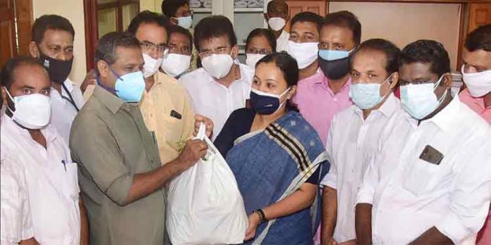 എല്.ഡി.എഫിന്റെ ഭക്ഷ്യകിറ്റ് വിതരണം ആരോഗ്യ വകുപ്പ് മന്ത്രി വീണാ ജോർജ്ജ് നിര്വഹിച്ചു എല്.ഡി.എഫിന്റെ ഭക്ഷ്യകിറ്റ് വിതരണം ആരോഗ്യ വകുപ്പ് മന്ത്രി വീണാ ജോർജ്ജ് നിര്വഹിച്ചു