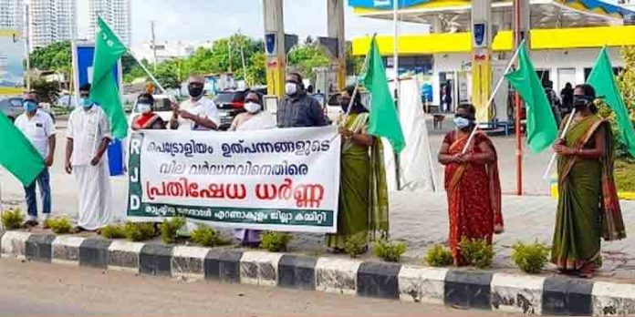 പെട്രോള് വിലവര്ദ്ധനവിനെതിരെ കണ്ണുകെട്ടി പ്രതിക്ഷേധവുമായി ആര്ജെഡി പെട്രോള് വിലവര്ദ്ധനവിനെതിരെ കണ്ണുകെട്ടി പ്രതിക്ഷേധവുമായി ആര്ജെഡി