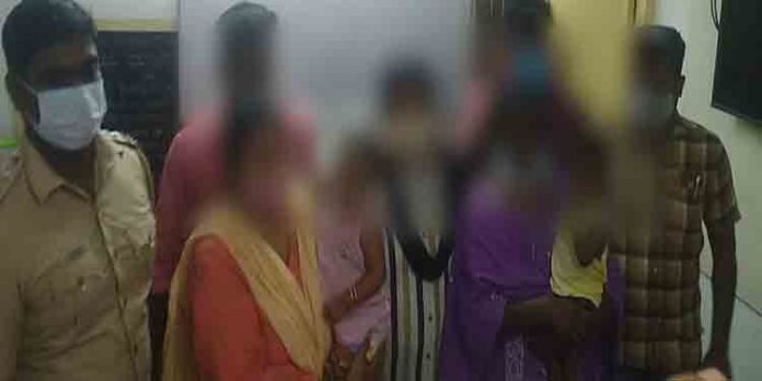 കൊവിഡ് ബാധിച്ച് മരിച്ചെന്ന് വ്യാജരേഖയുണ്ടാക്കി കുട്ടികളെ വില്പ്പന നടത്തി ; മധുരൈ ഇദയം ട്രസ്റ്റിന്റെ മൂന്ന് ഭാരവാഹികളെ അറസ്റ്റ് ചെയ്തു കൊവിഡ് ബാധിച്ച് മരിച്ചെന്ന് വ്യാജരേഖയുണ്ടാക്കി കുട്ടികളെ വില്പ്പന നടത്തി ; മധുരൈ ഇദയം ട്രസ്റ്റിന്റെ മൂന്ന് ഭാരവാഹികളെ അറസ്റ്റ് ചെയ്തു