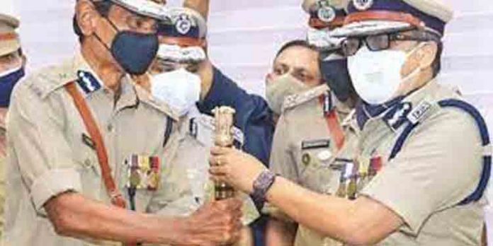 ഡിജിപിക്ക് കൂച്ചുവിലങ്ങിട്ട് പിണറായി ; ഉപദേശിക്കാന് നാലംഗ എഡിജിപി സംഘം ഡിജിപിക്ക് കൂച്ചുവിലങ്ങിട്ട് പിണറായി ; ഉപദേശിക്കാന് നാലംഗ എഡിജിപി സംഘം