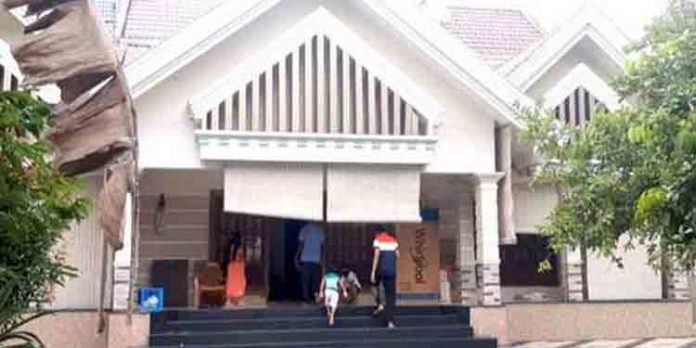 ഇന്റര് പോള് ലുക്ക് ഔട്ട് നോട്ടിസ് പുറപ്പെടുവിച്ച മൂന്നു ശ്രീലങ്കക്കാര് കൊച്ചിയില് പിടിയില് ഇന്റര് പോള് ലുക്ക് ഔട്ട് നോട്ടിസ് പുറപ്പെടുവിച്ച മൂന്നു ശ്രീലങ്കക്കാര് കൊച്ചിയില് പിടിയില്