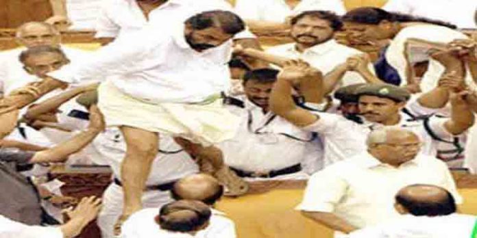 മൈക്ക് വലിച്ചൂരി തറയിലെറിഞ്ഞ എംഎല്എ വിചാരണ നേരിടുക തന്നെ വേണം ; നിയമസഭ കയ്യാങ്കളി കേസില് സുപ്രീം കോടതി മൈക്ക് വലിച്ചൂരി തറയിലെറിഞ്ഞ എംഎല്എ വിചാരണ നേരിടുക തന്നെ വേണം ; നിയമസഭ കയ്യാങ്കളി കേസില് സുപ്രീം കോടതി