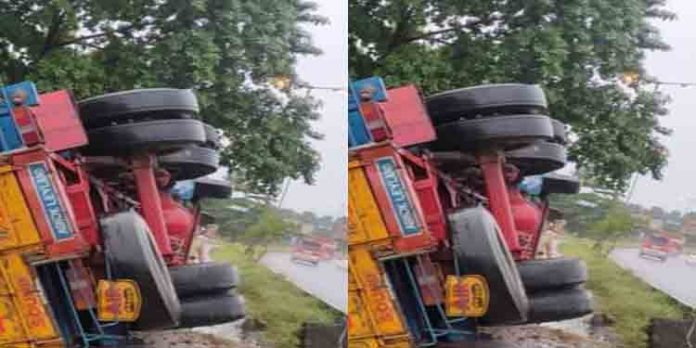 മുരിങ്ങൂരില് ബിയര് കയറ്റി വന്ന ലോറി മറിഞ്ഞു മുരിങ്ങൂരില് ബിയര് കയറ്റി വന്ന ലോറി മറിഞ്ഞു