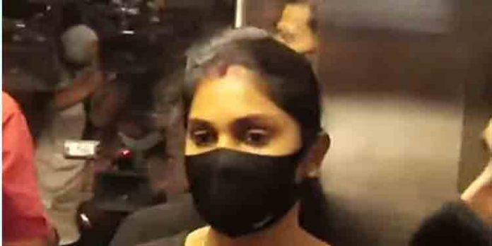 അര്ജുന് ആയങ്കിയുടെ ഭാര്യ ചോദ്യം ചെയ്യലിന് ഹാജരായില്ല അര്ജുന് ആയങ്കിയുടെ ഭാര്യ ചോദ്യം ചെയ്യലിന് ഹാജരായില്ല