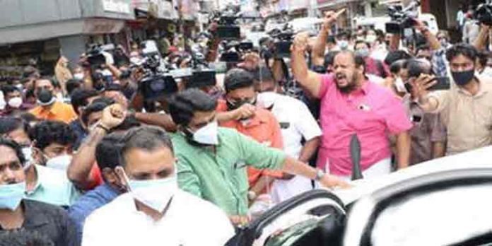 കൊടകര കുഴല്പ്പണ കേസില് ബി.ജെ.പി സംസ്ഥാന അദ്ധ്യക്ഷന് കെ.സുരേന്ദ്രന്റെ ചോദ്യം ചെയ്യല് പൂര്ത്തിയായി കൊടകര കുഴല്പ്പണ കേസില് ബി.ജെ.പി സംസ്ഥാന അദ്ധ്യക്ഷന് കെ.സുരേന്ദ്രന്റെ ചോദ്യം ചെയ്യല് പൂര്ത്തിയായി