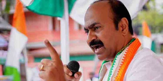 ഇത് കേരളമാണ് – അങ്ങനെയാരും വിരട്ടാന് നോക്കണ്ട ; വ്യാപാരികള്ക്ക് പിന്തുണയുമായി പ്രതിപക്ഷ നേതാവ് വി.ഡി. സതീശന് ഇത് കേരളമാണ് – അങ്ങനെയാരും വിരട്ടാന് നോക്കണ്ട ; വ്യാപാരികള്ക്ക് പിന്തുണയുമായി പ്രതിപക്ഷ നേതാവ് വി.ഡി. സതീശന്