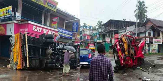 കണ്ണുരില് ലോറികള് കൂട്ടിയിടിച്ച് അപകടം ; രണ്ട് ലോറികളും തല കീഴായി മറിഞ്ഞു – മൂന്ന് പേര്ക്ക് ഗുരുതര പരിക്ക് കണ്ണുരില് ലോറികള് കൂട്ടിയിടിച്ച് അപകടം ; രണ്ട് ലോറികളും തല കീഴായി മറിഞ്ഞു – മൂന്ന് പേര്ക്ക് ഗുരുതര പരിക്ക്