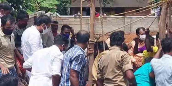 കിണര് വൃത്തിയാക്കാനിറങ്ങിയ നാലുപേര് മരിച്ചു ; രക്ഷാപ്രവര്ത്തകരും തളര്ന്നു വീണു കിണര് വൃത്തിയാക്കാനിറങ്ങിയ നാലുപേര് മരിച്ചു ; രക്ഷാപ്രവര്ത്തകരും തളര്ന്നു വീണു