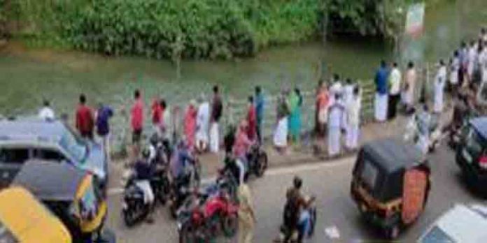 പാലായില് ളാലം തോട്ടില് കുളിക്കാനിറങ്ങവെ ഒഴുക്കില് പെട്ട മണിപ്പൂരി സ്വദേശികളില് ഒരാള് മരിച്ചു പാലായില് ളാലം തോട്ടില് കുളിക്കാനിറങ്ങവെ ഒഴുക്കില് പെട്ട മണിപ്പൂരി സ്വദേശികളില് ഒരാള് മരിച്ചു