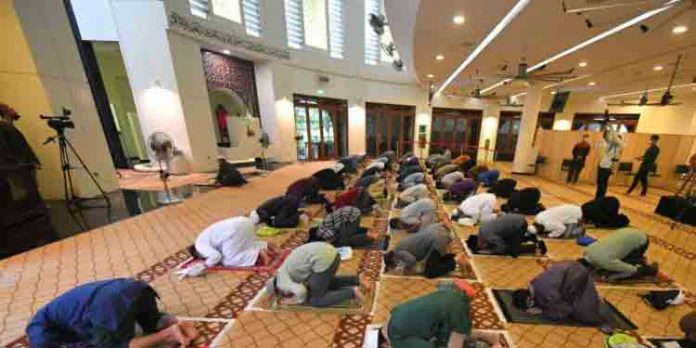 വെള്ളിയാഴ്ച പ്രാര്ഥനയ്ക്ക് അനുമതി വേണം : സമസ്തയുടെ നേതൃത്വത്തില് ഇന്ന് പ്രതിഷേധ സംഗമങ്ങള് വെള്ളിയാഴ്ച പ്രാര്ഥനയ്ക്ക് അനുമതി വേണം : സമസ്തയുടെ നേതൃത്വത്തില് ഇന്ന് പ്രതിഷേധ സംഗമങ്ങള്
