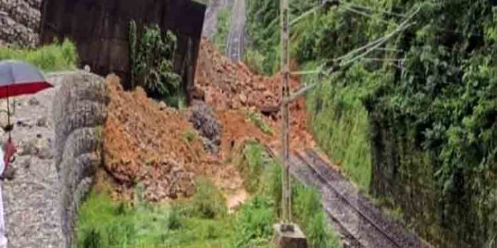 പാളത്തിലേക്ക് മണ്ണിടിഞ്ഞ് വീണു ; കൊങ്കണ് പാതയില് തീവണ്ടി ഗതാഗതം തടസപ്പെട്ടു പാളത്തിലേക്ക് മണ്ണിടിഞ്ഞ് വീണു ; കൊങ്കണ് പാതയില് തീവണ്ടി ഗതാഗതം തടസപ്പെട്ടു
