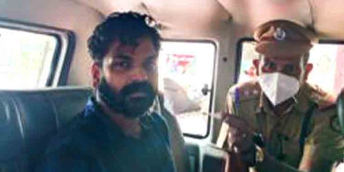 ബാങ്ക് ഉദ്യോഗസ്ഥന് ആണെന്ന വ്യാജേന വീട്ടില് അതിക്രമിച്ചു കയറി കവര്ച്ച ; പ്രതി അറസ്റ്റില് ബാങ്ക് ഉദ്യോഗസ്ഥന് ആണെന്ന വ്യാജേന വീട്ടില് അതിക്രമിച്ചു കയറി കവര്ച്ച ; പ്രതി അറസ്റ്റില്