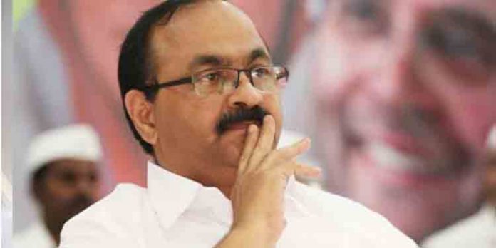സംസ്ഥാനത്തിന് ഇപ്പോള് റവന്യൂ മന്ത്രി ഉണ്ടോ ? ; പരിഹാസവുമായി പ്രതിപക്ഷ നേതാവ് വി.ഡി സതീശന് സംസ്ഥാനത്തിന് ഇപ്പോള് റവന്യൂ മന്ത്രി ഉണ്ടോ ? ; പരിഹാസവുമായി പ്രതിപക്ഷ നേതാവ് വി.ഡി സതീശന്