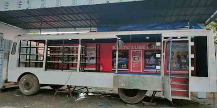 ഓയിലും ഗ്രീസും ഉള്പ്പെടെയുള്ള ലൂബ്രിക്കന്റുകള് വില്പ്പനയ്ക്കൊരുങ്ങി കെ.എസ്.ആര്.ടി.സി ; ഇരുചക്രവാഹനങ്ങള്ക്ക് സൗജന്യമായി ഓയില് മാറാം ഓയിലും ഗ്രീസും ഉള്പ്പെടെയുള്ള ലൂബ്രിക്കന്റുകള് വില്പ്പനയ്ക്കൊരുങ്ങി കെ.എസ്.ആര്.ടി.സി ; ഇരുചക്രവാഹനങ്ങള്ക്ക് സൗജന്യമായി ഓയില് മാറാം