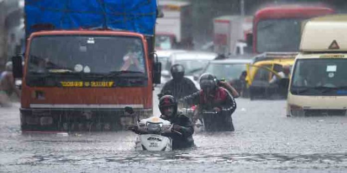 ശക്തമായ മഴയെ തുടര്ന്ന് മണ്ണിടിച്ചില് ; മുംബൈയില് 11മരണം – നിരവധി പേരെ കാണാതായി ശക്തമായ മഴയെ തുടര്ന്ന് മണ്ണിടിച്ചില് ; മുംബൈയില് 11മരണം – നിരവധി പേരെ കാണാതായി
