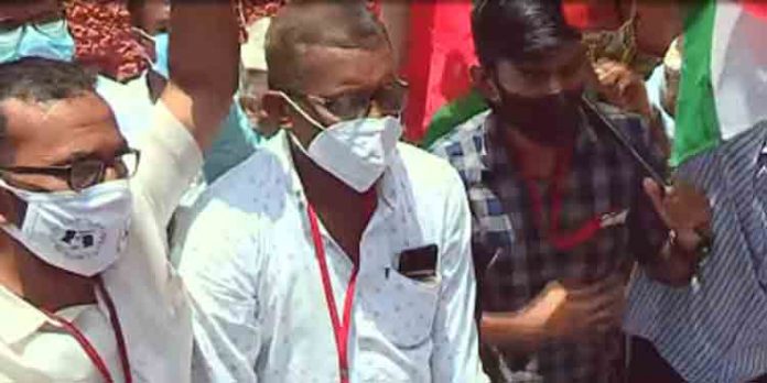 മിഠായിത്തെരുവില് വഴിയോര കച്ചവടക്കാരെ ഒഴിപ്പിക്കാന് ശ്രമം ; കച്ചവടക്കാരും പോലീസും തമ്മില് സംഘര്ഷം മിഠായിത്തെരുവില് വഴിയോര കച്ചവടക്കാരെ ഒഴിപ്പിക്കാന് ശ്രമം ; കച്ചവടക്കാരും പോലീസും തമ്മില് സംഘര്ഷം