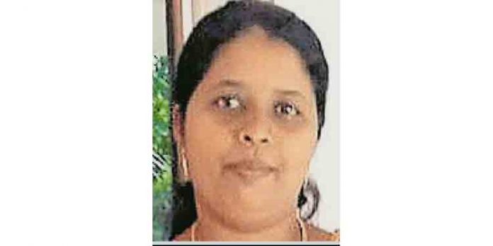 കഴുത്തില് ഷാള് മുറുകി ശുചിമുറിയില് അവശ നിലയില് കണ്ടെത്തിയ യുവതി മരിച്ചു ; ഭര്ത്താവിനെ പൊലീസ് കസ്റ്റഡിയിലെടുത്തു കഴുത്തില് ഷാള് മുറുകി ശുചിമുറിയില് അവശ നിലയില് കണ്ടെത്തിയ യുവതി മരിച്ചു ; ഭര്ത്താവിനെ പൊലീസ് കസ്റ്റഡിയിലെടുത്തു