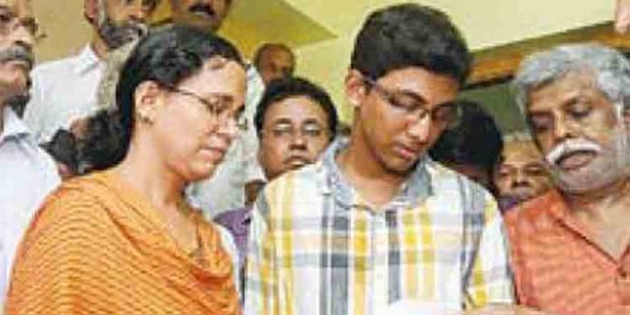 മകനെ നൂറു വെട്ടിന് തീര്ക്കും : ടി.പി ചന്ദ്രശേഖരന്റെ മകന് വധഭീഷണി മകനെ നൂറു വെട്ടിന് തീര്ക്കും : ടി.പി ചന്ദ്രശേഖരന്റെ മകന് വധഭീഷണി