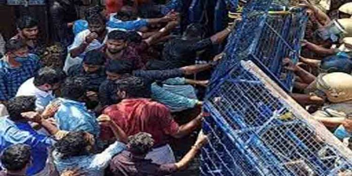 മന്ത്രി എ.കെ ശശീന്ദ്രന് രാജി വെയ്ക്കണം : യുവമോര്ച്ച പ്രവര്ത്തകര് കുണ്ടറ പോലീസ് സ്റ്റേഷനിലേക്ക് നടത്തിയ മാര്ച്ചില് സംഘര്ഷം മന്ത്രി എ.കെ ശശീന്ദ്രന് രാജി വെയ്ക്കണം : യുവമോര്ച്ച പ്രവര്ത്തകര് കുണ്ടറ പോലീസ് സ്റ്റേഷനിലേക്ക് നടത്തിയ മാര്ച്ചില് സംഘര്ഷം