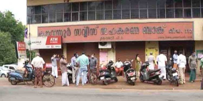 കരുവന്നൂര് ബാങ്ക് തട്ടിപ്പിന്റെ ആദ്യ രക്തസാക്ഷി ; മുന് പഞ്ചായത്തംഗം ആത്മഹത്യ ചെയ്തു കരുവന്നൂര് ബാങ്ക് തട്ടിപ്പിന്റെ ആദ്യ രക്തസാക്ഷി ; മുന് പഞ്ചായത്തംഗം ആത്മഹത്യ ചെയ്തു