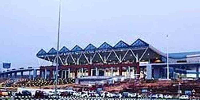 കണ്ണൂര് വിമാനത്താവളം വഴി സ്വര്ണം കടത്താന് കൂട്ടുനിന്ന മൂന്നു കസ്റ്റംസ് ഉദ്യോഗസ്ഥരെ പിരിച്ചു വിട്ടു കണ്ണൂര് വിമാനത്താവളം വഴി സ്വര്ണം കടത്താന് കൂട്ടുനിന്ന മൂന്നു കസ്റ്റംസ് ഉദ്യോഗസ്ഥരെ പിരിച്ചു വിട്ടു