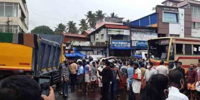 കെ.എസ്.ആര്.ടി.സി.ബസ്സ് ടിപ്പറിലിടിച്ച് ബസ് യാത്രക്കാരായ 30 പേര്ക്ക് പരിക്കേറ്റു കെ.എസ്.ആര്.ടി.സി.ബസ്സ് ടിപ്പറിലിടിച്ച് ബസ് യാത്രക്കാരായ 30 പേര്ക്ക് പരിക്കേറ്റു