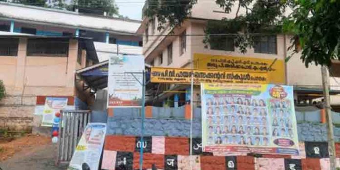 അഞ്ച് വര്ഷമായി ഒറ്റ അധ്യാപകരുമില്ലാതെ ഒരു സര്ക്കാര് വിദ്യാലയം അഞ്ച് വര്ഷമായി ഒറ്റ അധ്യാപകരുമില്ലാതെ ഒരു സര്ക്കാര് വിദ്യാലയം