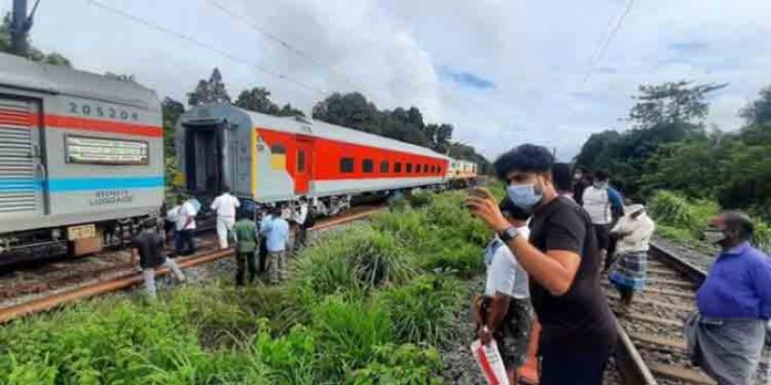 ഓട്ടത്തിനിടയില് വേണാടിന്റെ കോച്ചുകള് വേര്പെട്ടു ഓട്ടത്തിനിടയില് വേണാടിന്റെ കോച്ചുകള് വേര്പെട്ടു
