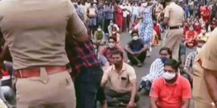 ചെല്ലാനം നിവാസികള് റോഡ് ഉപരോധിച്ചു ചെല്ലാനം നിവാസികള് റോഡ് ഉപരോധിച്ചു