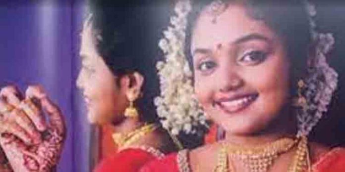 വള്ളികുന്നത്ത് പത്തൊന്പതുകാരി സുചിത്ര തൂങ്ങിമരിച്ച സംഭവത്തില് ഭര്തൃ മാതാപിതാക്കള് അറസ്റ്റില് വള്ളികുന്നത്ത് പത്തൊന്പതുകാരി സുചിത്ര തൂങ്ങിമരിച്ച സംഭവത്തില് ഭര്തൃ മാതാപിതാക്കള് അറസ്റ്റില്