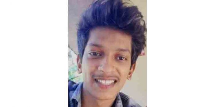 മുളന്തുരുത്തി പെരുമ്പള്ളിയില് യുവാവിനെ വീട്ടില്കയറി വെട്ടിക്കൊലപ്പെടുത്തി മുളന്തുരുത്തി പെരുമ്പള്ളിയില് യുവാവിനെ വീട്ടില്കയറി വെട്ടിക്കൊലപ്പെടുത്തി